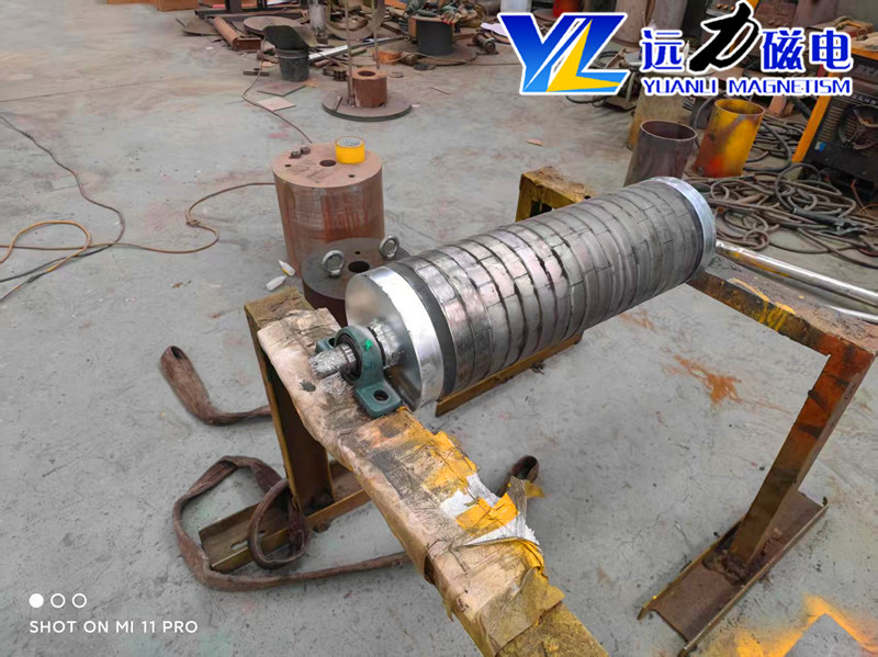 CTB1230 湿式磁选机如何完成铁矿去铁?国内知名厂家、参数选型、现场案例全梳理 引言：铁矿湿法选矿环节，CTB1230 湿式磁选机是粗选、精选常用设备，依靠矿物磁性差异完成矿浆中铁矿物分离。很多采购朋友关心设备分选原理、技术参数、选型技巧、市场行情，同时希望筛选靠谱的国内生产厂家。本文结合现场实操、设备参数、项目案例，聊聊这款设备的去铁逻辑，同时分享选型建议与厂家参考，供矿山项目做采购参考。 CTB1230 湿式磁选机如何完成铁矿去铁?国内知名厂家、参数选型、现场案例全梳理 CTB1230 湿式磁选机工作原理：铁矿如何完成去铁 CTB1230 属于半逆流湿式永磁筒式磁选机，针对 0‑0.5mm 细粒级磁铁矿矿浆分选作业。 矿浆从给料箱进入槽体，水流打散矿粒，物料进入磁选区域; 内部永磁磁系产生磁场，含铁磁性矿粒受磁力吸附在旋转圆筒表面，形成磁团;磁极交替转动，不断翻动矿团，夹杂的泥沙、脉石杂质脱落回到矿浆当中; 圆筒转出磁场区域，磁力减弱，高压冲洗水把吸附的铁矿物冲入精矿槽; 不含铁的非磁性脉石，顺着槽体尾部随矿浆排出成为尾矿，完成整套连续去铁分选流程。 一、企业优势，主营产品及 CTB1230 技术参数 1、华体会体育官方网站
厂家概况 华体会体育官方网站
为国内磁选设备生产厂家，专注永磁磁选设备研发制造，可提供磁选机、除铁器等矿山选矿设备，支持矿样试验、方案定制、设备非标调整，服务铁矿、砂石、非金属矿除铁提纯项目。 2、CTB1230 核心参数(行业参考) 筒体规格 筒表磁场 适配入料粒度 处理能力 配套电机 筒体转速 整机参考重量 Φ1200×3000mm 135‑160mT 可调 ≤0.5mm 矿浆 100‑140t/h 7.5kw 17r/min 9.5t 筒体规格：Φ1200×3000mm 筒表磁场：135‑160mT 可调 适配入料粒度：≤0.5mm 矿浆 处理能力：100‑140t/h(矿浆浓度 30% 工况) 配套电机：7.5kw 筒体转速：约 17r/min 整机参考重量：9.5t 设备要点：筒体可配置耐磨保护层，磁系采用钕铁硼永磁材料，磁衰幅度较低，槽体为半逆流结构，适合铁矿精选作业，可多台串联、并联搭建生产线，提升选铁效果 二、客户使用案例、市场价格优势与采购预算 现场项目案例 案例 1：北方某磁铁矿选矿项目，选用 CTB1230 湿式磁选机 2 台串联做精选工序。原矿铁品位 36%，经过分选后精矿品位提升至 65% 左右，尾矿磁性铁控制在合理区间，设备连续运行，维护频次可控。 案例 2：尾矿回收项目，搭配 CTB1230 对老选厂尾矿再选，回收残余磁性铁矿物，提升资源利用率，国内不少选矿项目有同类落地应用。 市场价格与预算参考 价格受磁场配置、耐磨升级、非标改动、运输、配套部件影响，仅作为市场参考，不作为报价依据。 CTB1230 标准配置机型，市场区间处于中等大型磁选机档位; 采购预算除主机之外，建议预留：运输、安装调试、易损件储备、配套管路的相关开支; 源头生产厂家，减少中间流通环节，报价相对透明，可对接获取对应方案报价。 三、为什么推荐华体会体育官方网站
生产厂家 具备完整生产制造能力，从磁系设计、筒体加工到整机装配自主完成，可提供矿样测试，根据矿石特性出具适配选型方案; CTB 系列湿式磁选机机型齐全，CTB1230 等多款型号现货可协调，支持磁场强度、耐磨层等局部调整，适配不同矿山工况; 有较多矿山落地案例，售前提供选型建议，售后可提供设备安装指导、运维使用技巧; 配件供应较为完善，后期设备保养更换零部件采购方便，降低现场运维压力。 四、企业长久发展：产品品质是长远发展基础 矿山设备属于重资产投入，设备品质直接影响生产线整体产能。生产厂家想要长期立足市场，离不开这几点： 磁系选材把控：永磁磁系是磁选机核心，磁材品质会影响长期分选稳定性; 加工工艺：筒体耐磨处理、槽体焊接、传动部件装配，关系设备运行周期，减少停机故障; 贴合实际工况：不只提供标准化设备，结合矿石、场地、产能给出适配方案; 持续做好售后响应，帮助客户掌握设备使用技巧，延长设备使用周期。不管是华体会体育官方网站
还是其他国内知名生产厂家，能够长期在矿山设备行业经营，大多都重视产品品质与现场落地效果。 五、CTB1230 选型建议与使用技巧 1、选型要点清单 确认矿样：矿石类型、入料粒度、矿浆浓度; 核算产能：每小时处理矿量，判断单台还是多台搭配; 明确目标：粗选、精选还是尾矿回收，按需调整磁场参数; 核对现场条件：安装空间、供水压力，预留冲洗水接口。 2、日常使用小技巧 控制入料粒度，避免大块物料进入槽体，减少筒体磨损; 稳定矿浆浓度，浓度波动过大，会影响选铁效果; 定期检查筒体耐磨层、磁系密封，做好传动部位润滑保养; 冲洗水压保持合理，水压过低，精矿卸矿不干净;水压过高，容易造成精矿跑料。 结尾答疑 Q1：CTB1230 适合哪些矿石? A：主要适配磁铁矿这类强磁性矿物湿式分选，也可用于部分非金属矿除铁，弱磁性矿石需要搭配强磁设备。 Q2：采购磁选机只看参数就够吗? A：参数为基础，建议尽量提供矿样给到厂家做试验，结合试验结果确定设备配置，避免设备和矿石工况不匹配。 Q3：设备可以做非标改动吗? A：国内不少生产厂家支持磁场、筒体耐磨防护等局部定制，可结合项目需求沟通。