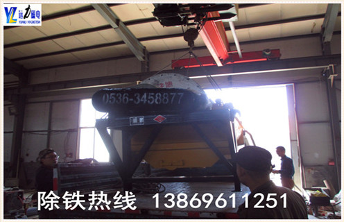 2.华体会体育官方网站
专业生产各种设备   干式磁选机,湿式磁选机,赤铁矿磁选机,褐铁矿磁选机,镜铁矿磁选机,锰矿磁选机等.拥有精良的加工设备,雄厚的科研力量,先进的工艺编排和现代化的管理,是磁选机设备定点生产企业.我们为客户提供优质的售前技术服务,认真介绍各种设备的技术特点.要求及用途,为客户提供详尽的设备配置和合理的报价,在保证质量的前提下尽量降低客户的投资成本.我厂有各类小型磁选机试验设备,可为用户免费做选矿试验.